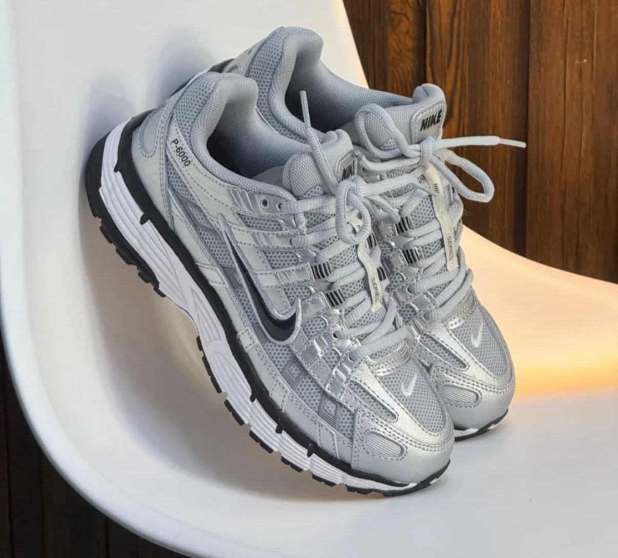 NIKE P-6000 TRAINER METALLIC BLACK TICK
