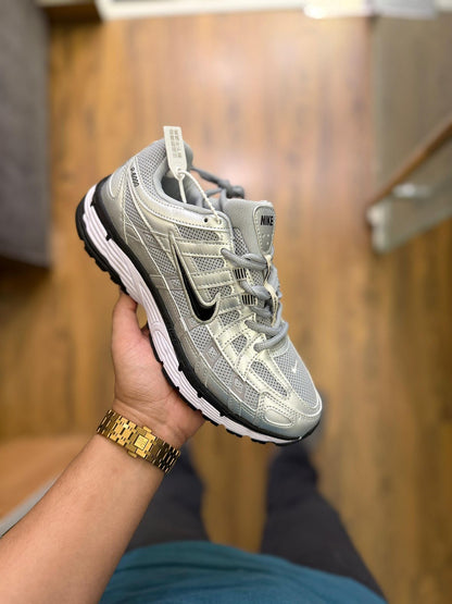 NIKE P-6000 TRAINER METALLIC BLACK TICK