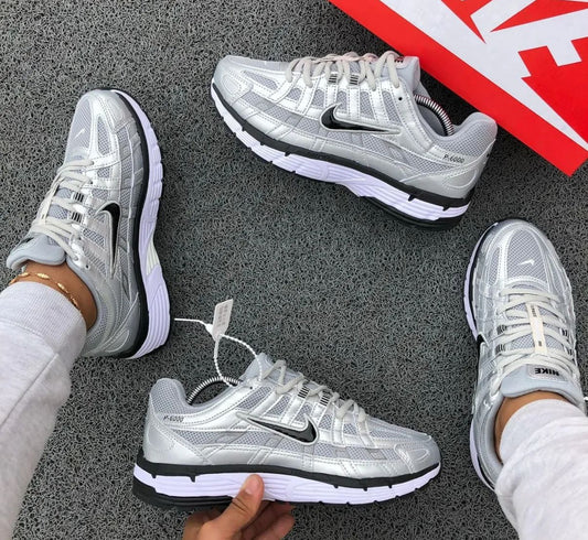 NIKE P-6000 TRAINER METALLIC BLACK TICK