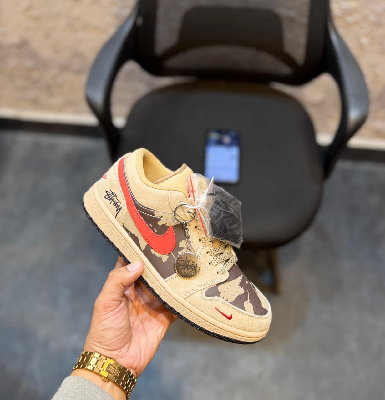 AIR JORDANS RETRO 1 LOW STUSSY X TRAVIS CAMO