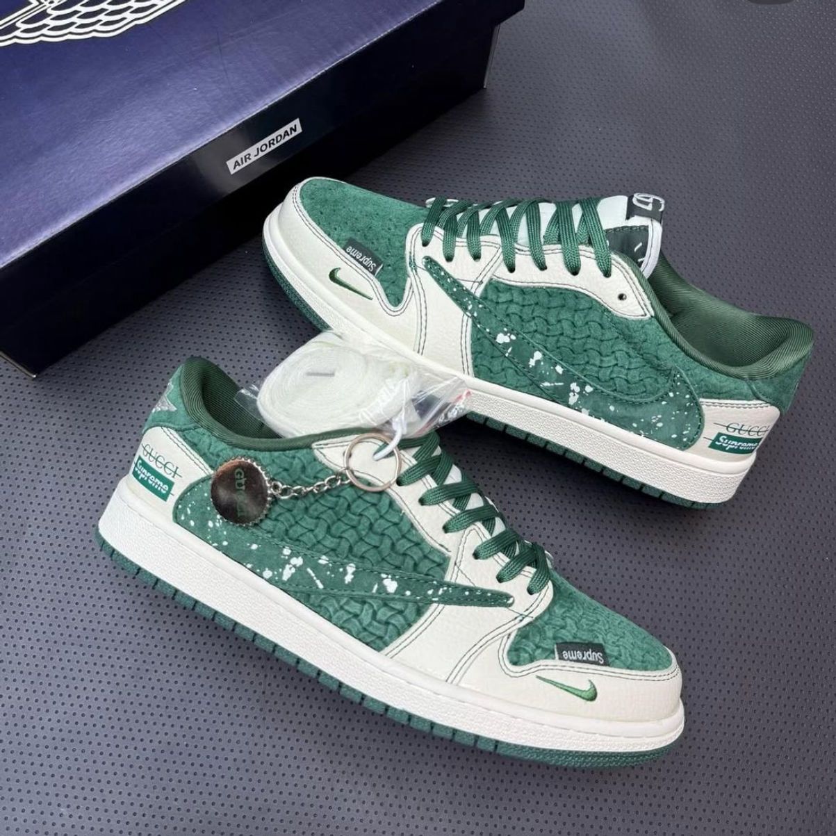 AIR JORDANS RETRO 1 REVERSE SUPREME GUCCI