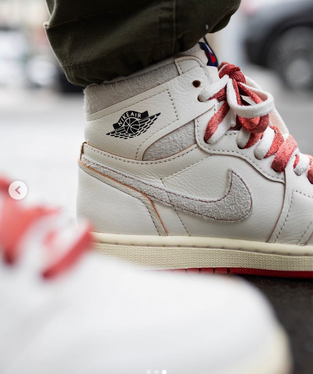 AIR JORDANS RETRO 1 MID CINNABAR
