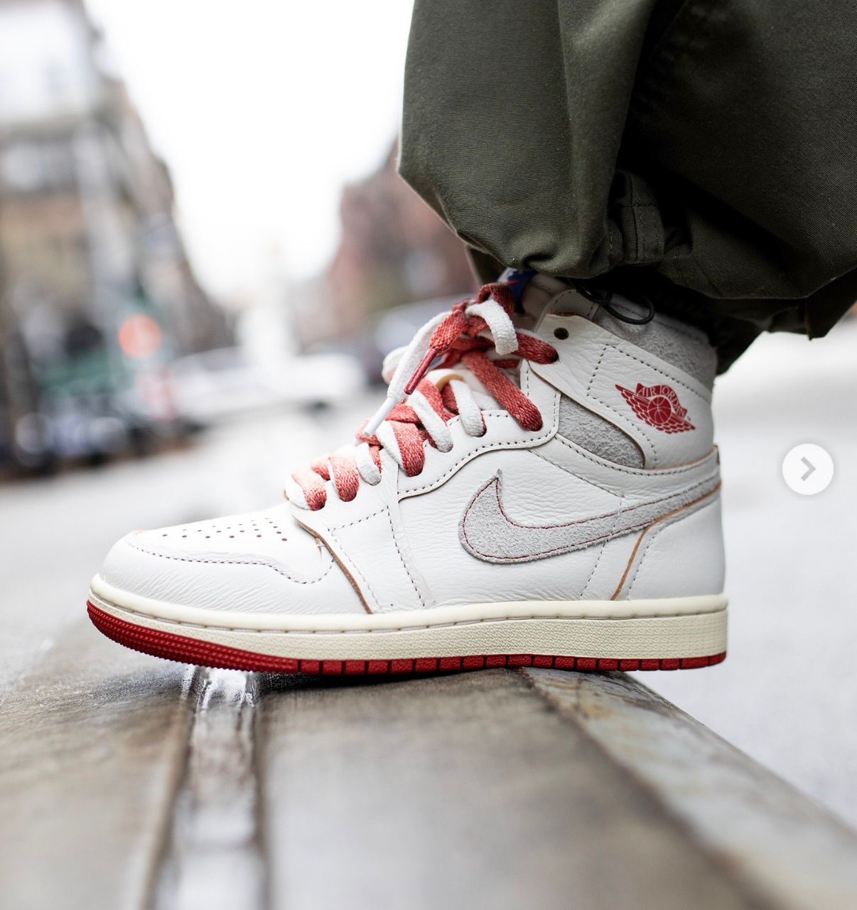 AIR JORDANS RETRO 1 MID CINNABAR