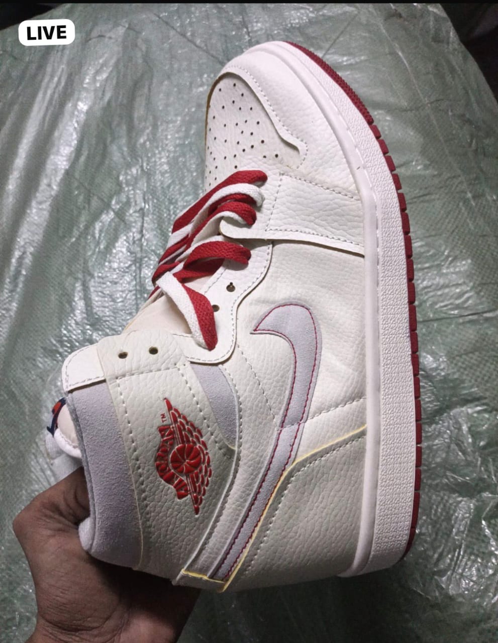 AIR JORDANS RETRO 1 MID CINNABAR