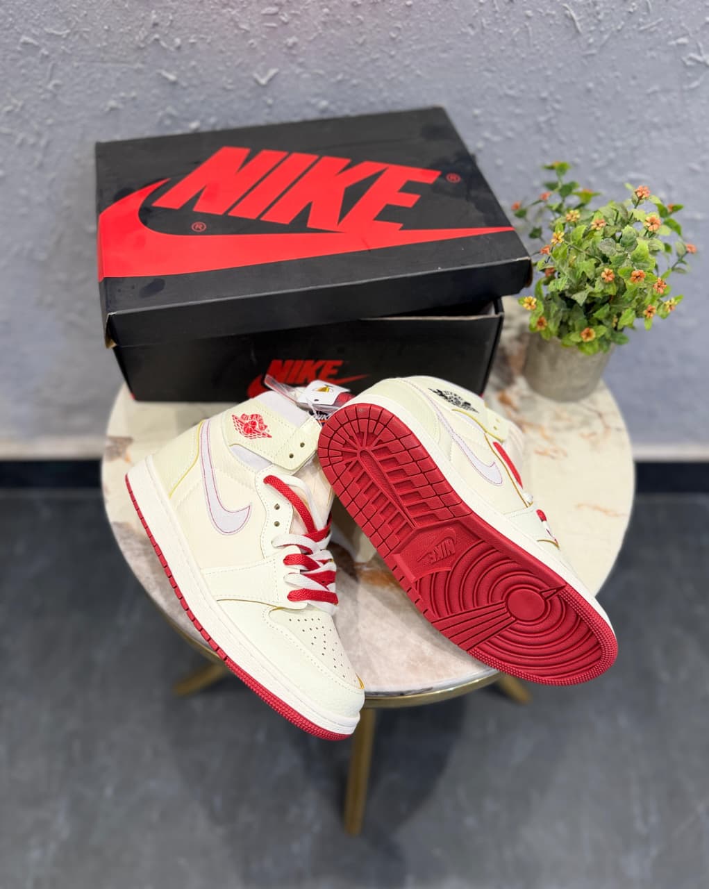 AIR JORDANS RETRO 1 MID CINNABAR