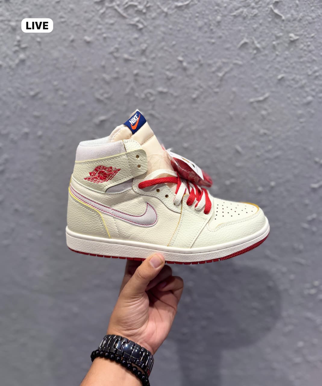 AIR JORDANS RETRO 1 MID CINNABAR