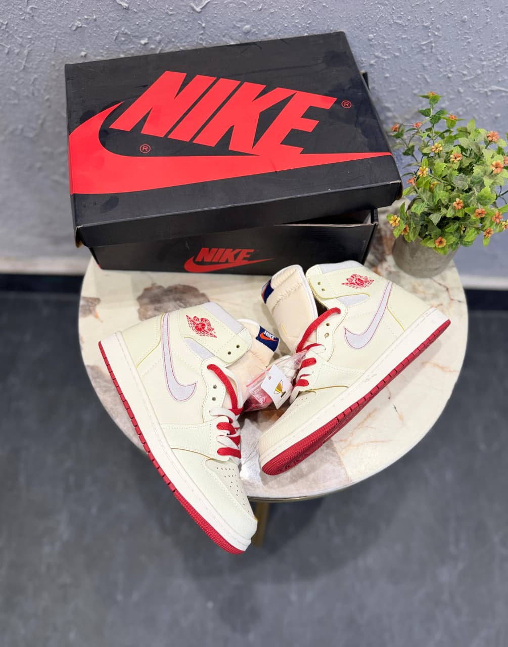 AIR JORDANS RETRO 1 MID CINNABAR