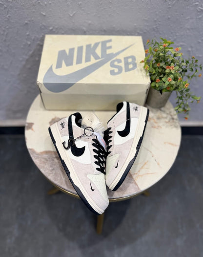 NIKE SB DUNK SYUSSY WHITE BLACK