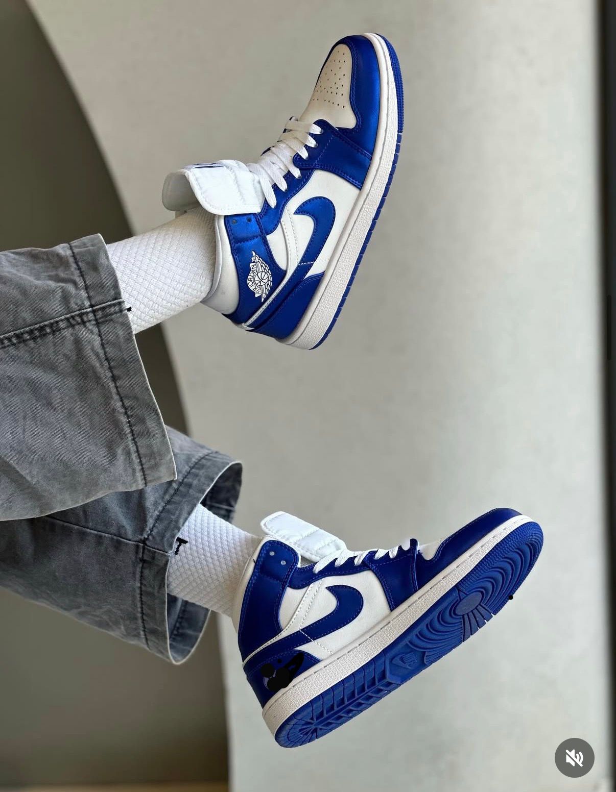 AIR JORDANS RETRO 1 ROYAL BLUE