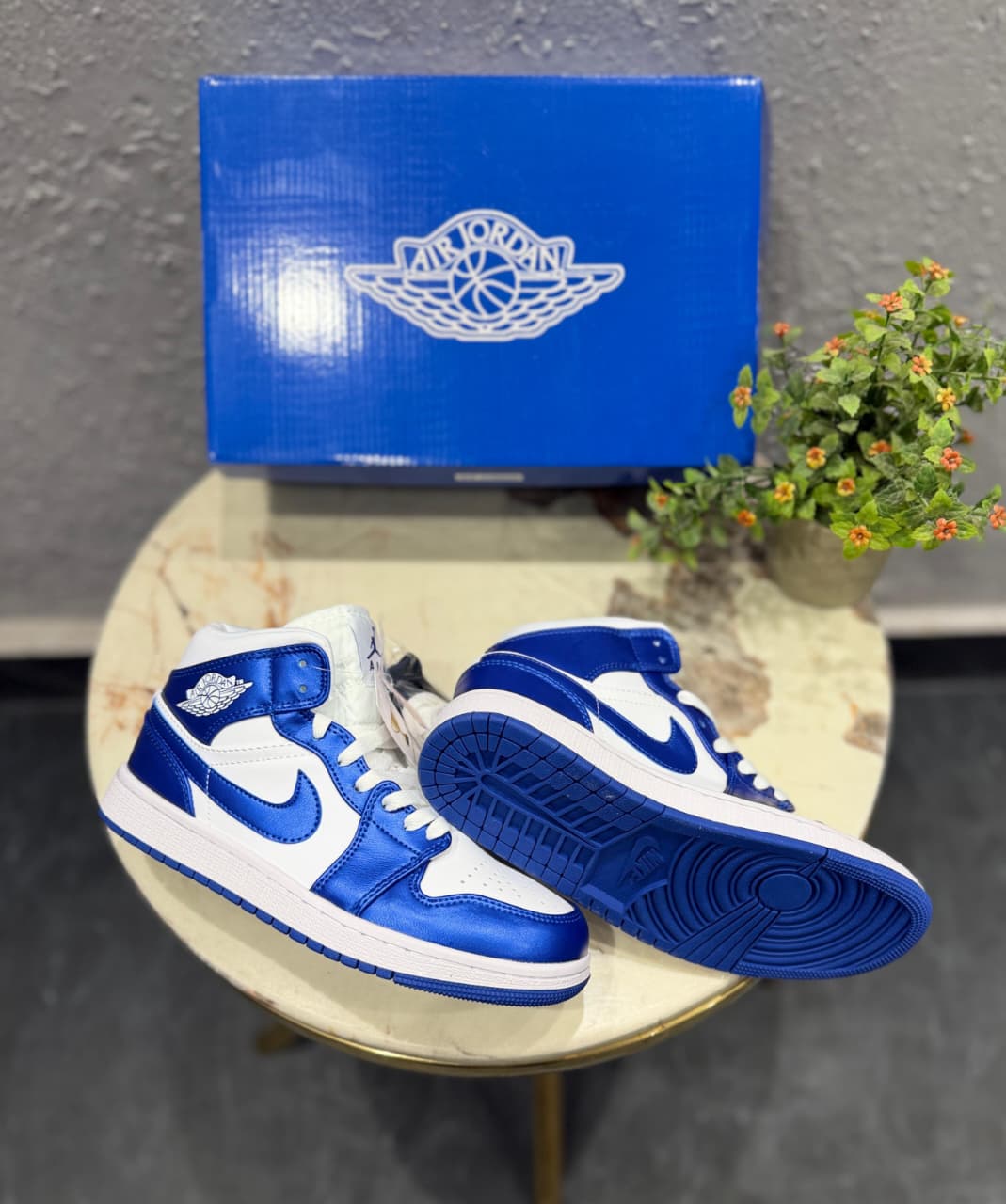 AIR JORDANS RETRO 1 ROYAL BLUE