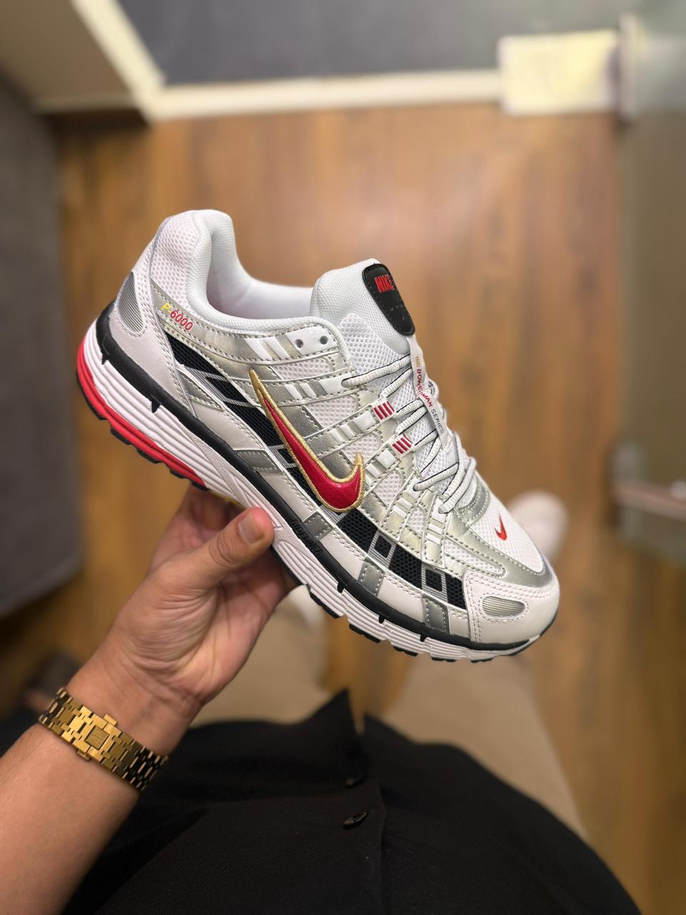 NIKE P-6000 TRAINER METALLIC RED