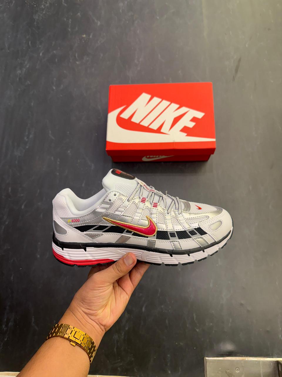 NIKE P-6000 TRAINER METALLIC RED