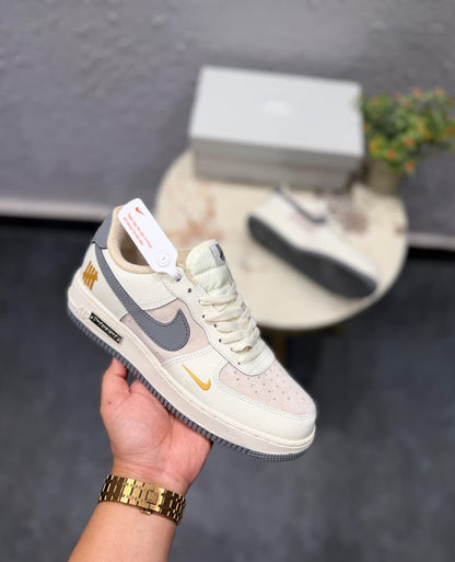 NIKE - AIRFORCE CUSTOM BEIGE UNDERSTAND UNDEFEATED 2026